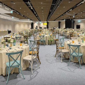 Location chaise bistro colorée pour des événements réception
