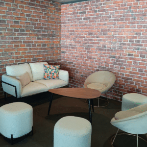 Location canape tissu blanc table basse bois fauteuil pouf